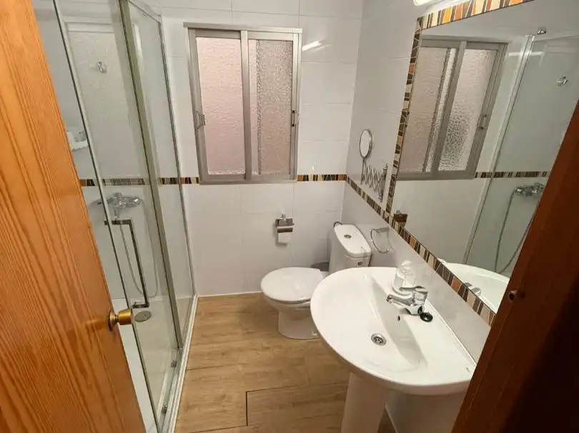 Baño de Piso de alquiler en Almería con Terraza y Amueblado