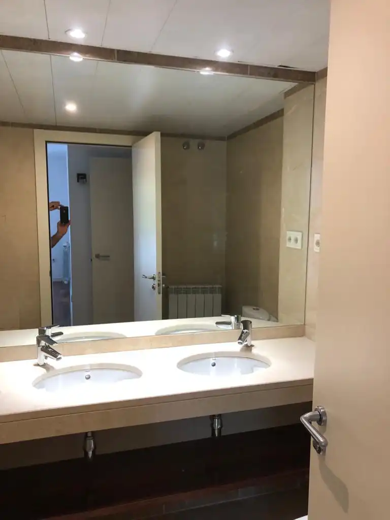 Badezimmer von Wohnung zur Miete in Lleida mit Klimaanlage, Privatgarten und Parkett