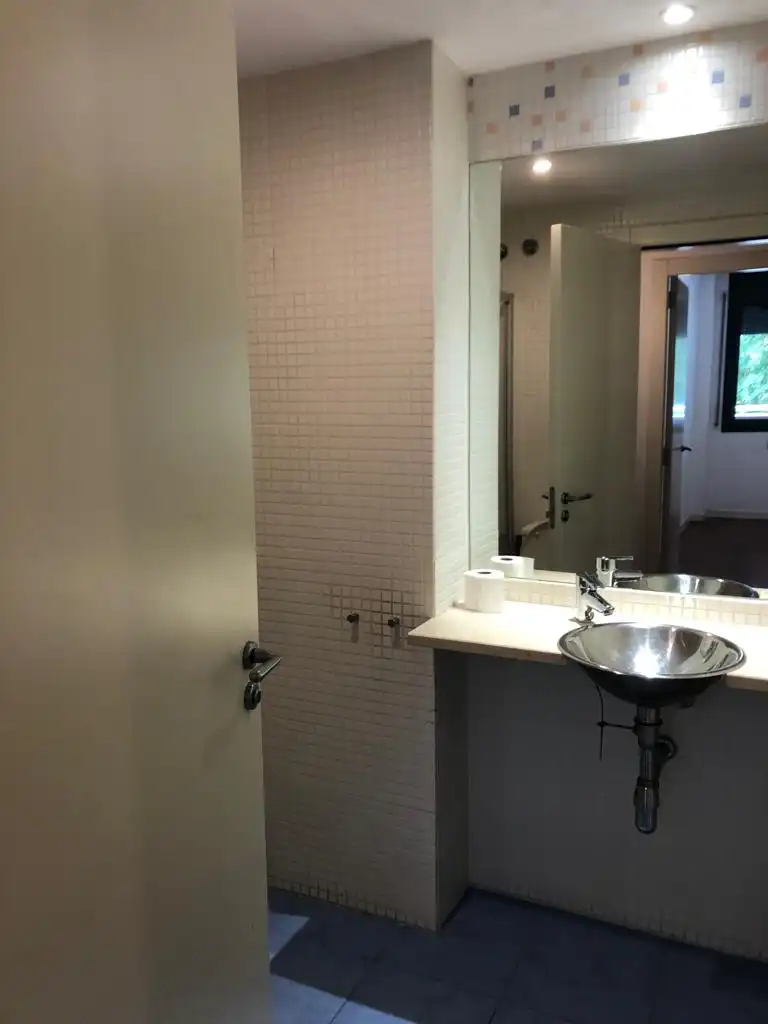 Badezimmer von Wohnung zur Miete in Lleida mit Klimaanlage, Privatgarten und Parkett
