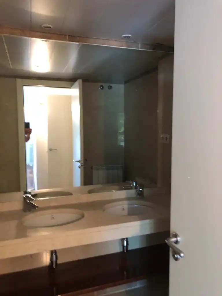 Badezimmer von Wohnung zur Miete in Lleida mit Klimaanlage, Privatgarten und Parkett