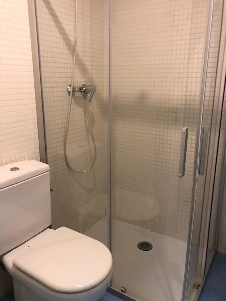 Badezimmer von Wohnung zur Miete in Lleida mit Klimaanlage, Privatgarten und Parkett