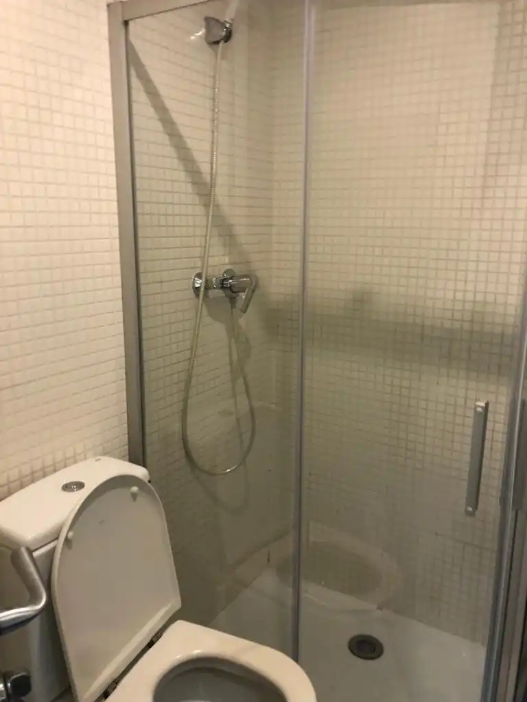 Badezimmer von Wohnung zur Miete in Lleida mit Klimaanlage, Privatgarten und Parkett