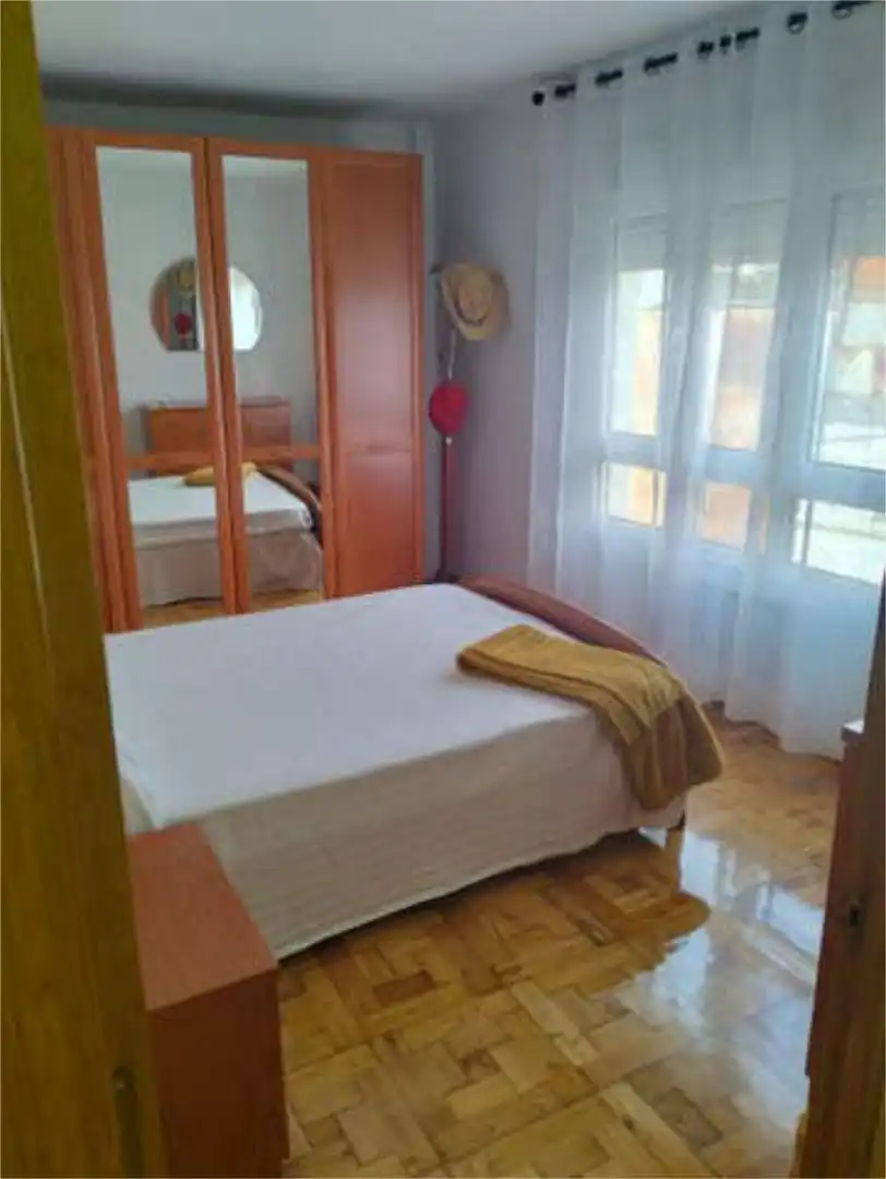 Dachboden zur Miete in Casco Histórico Schlafzimmer von Dachboden zur Miete in Oviedo mit Heizung und Möbliert