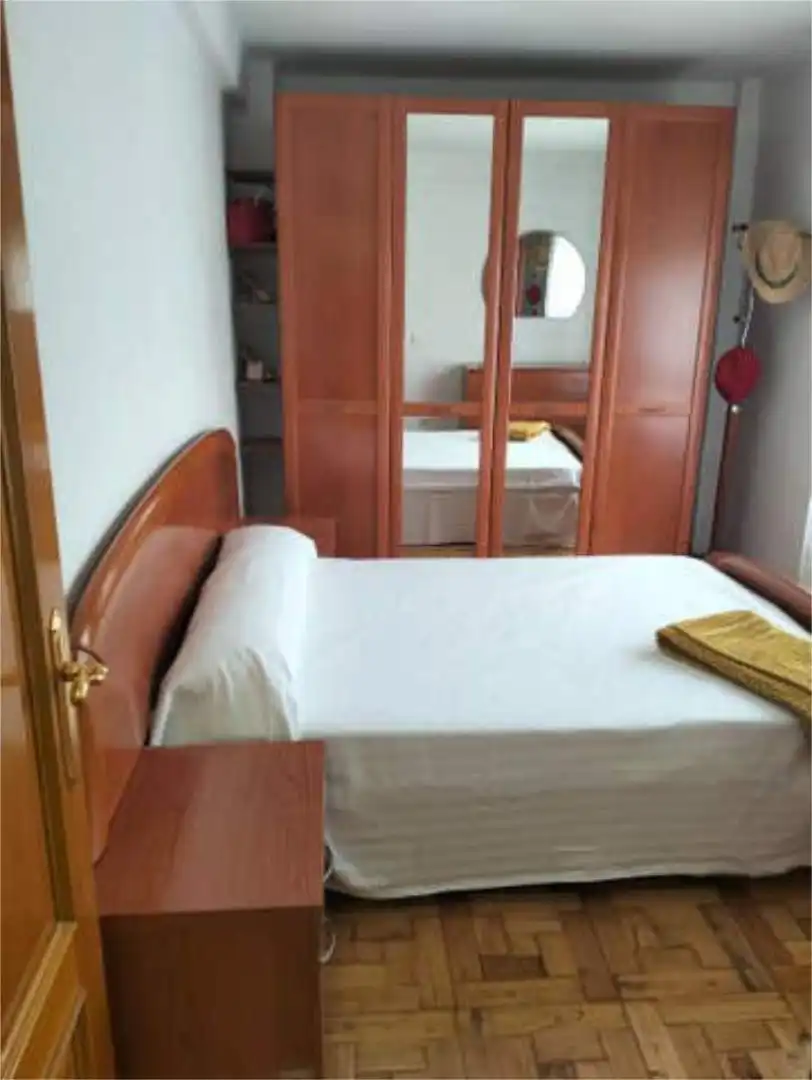 Dachboden zur Miete in Casco Histórico Schlafzimmer von Dachboden zur Miete in Oviedo mit Heizung und Möbliert
