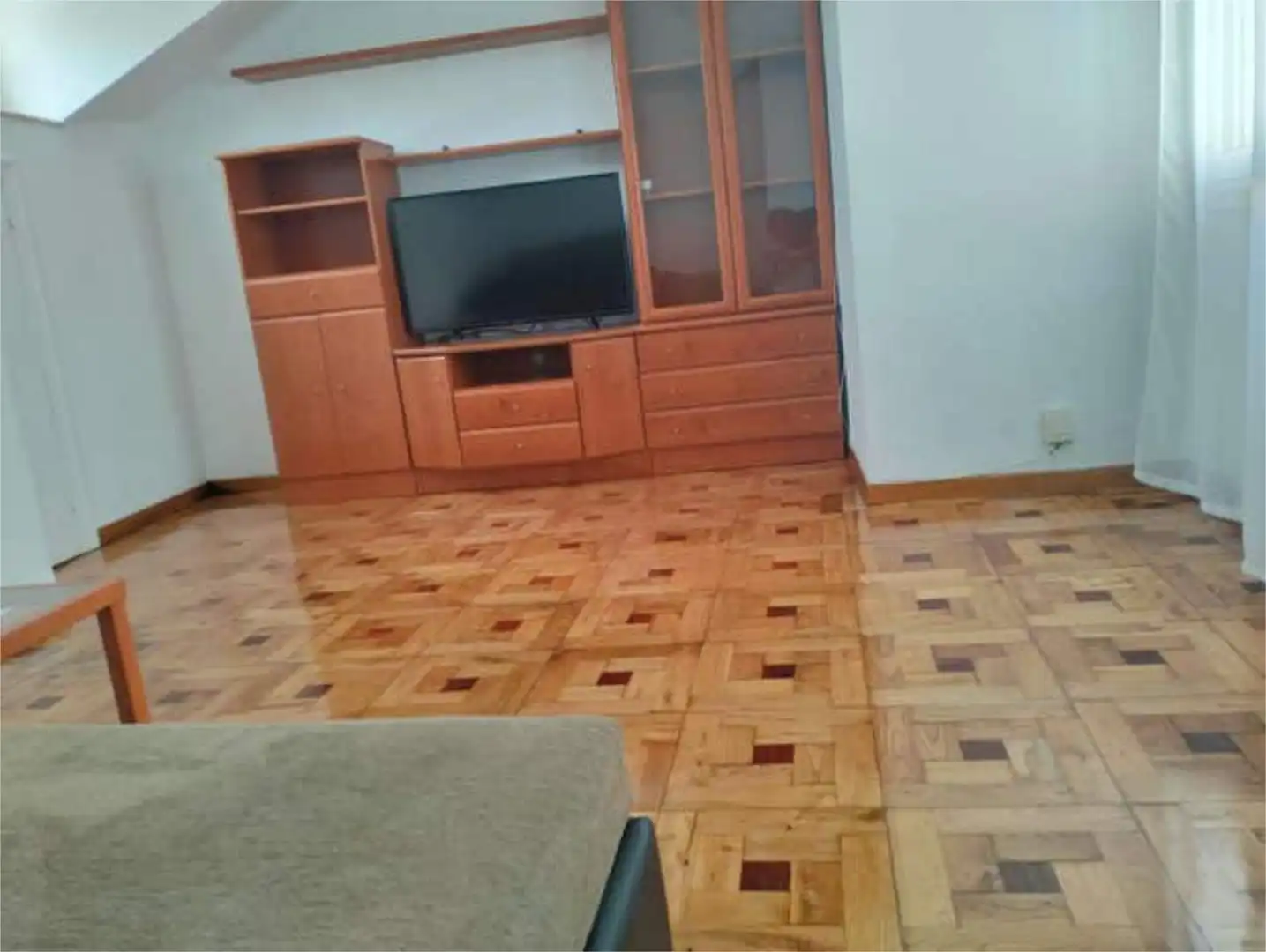 Dachboden zur Miete in Casco Histórico Wohnzimmer von Dachboden zur Miete in Oviedo mit Heizung und Möbliert