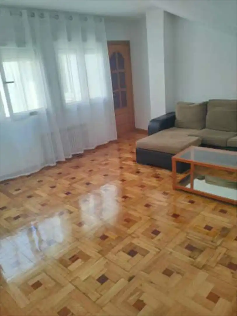 Dachboden zur Miete in Casco Histórico Wohnzimmer von Dachboden zur Miete in Oviedo mit Heizung und Möbliert