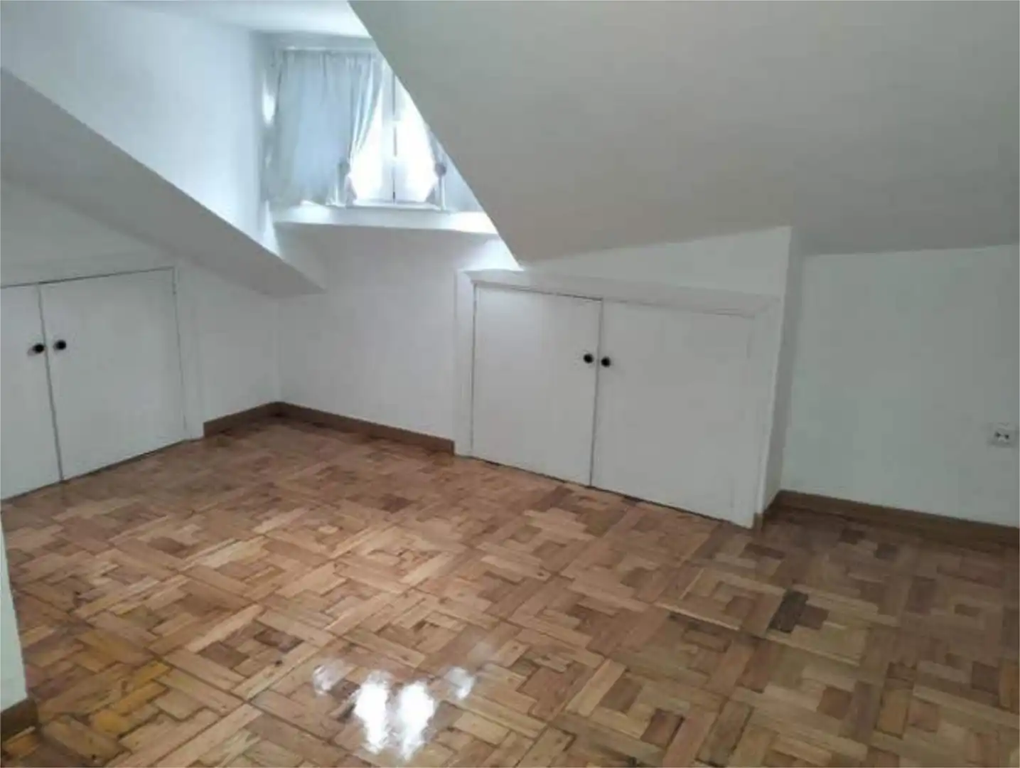 Dachboden zur Miete in Casco Histórico Dachboden zur Miete in Oviedo mit Heizung und Möbliert