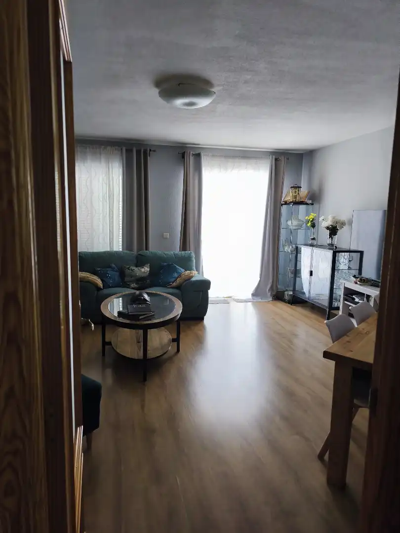 Sala de estar de Casa adosada en venta en Navaluenga con Calefacción, Jardín privado y Parquet