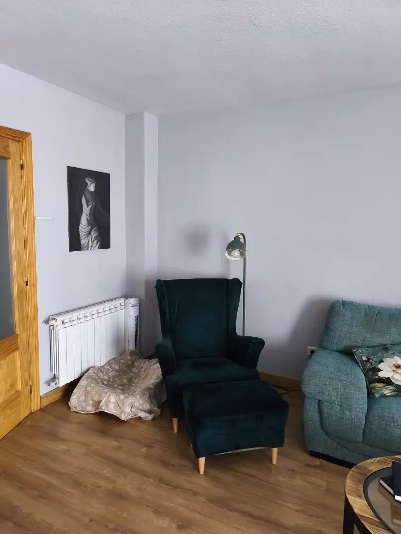 Sala de estar de Casa adosada en venta en Navaluenga con Calefacción, Jardín privado y Parquet