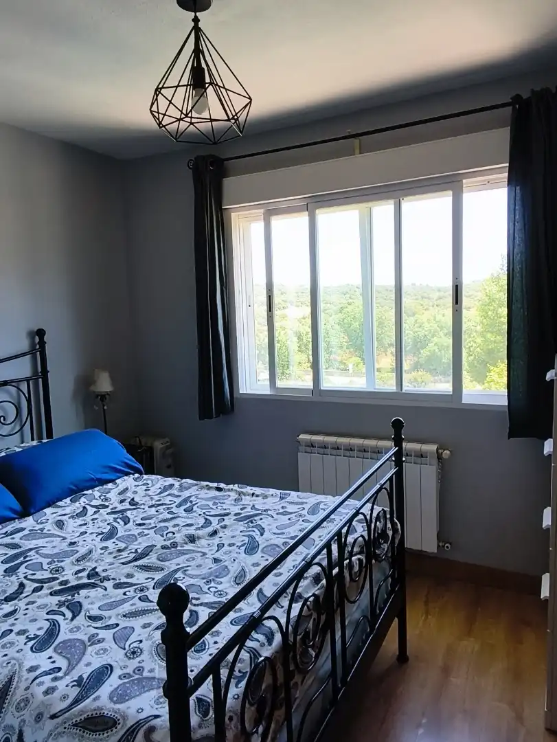 Habitación de Casa adosada en venta en Navaluenga con Calefacción, Jardín privado y Parquet