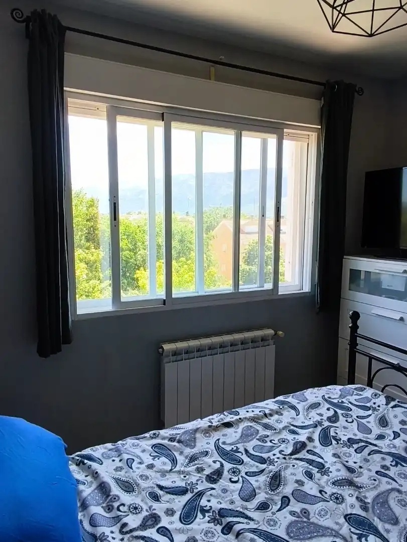 Habitación de Casa adosada en venta en Navaluenga con Calefacción, Jardín privado y Parquet