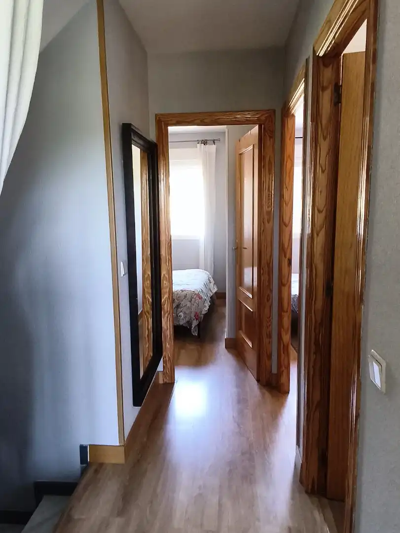 Habitación de Casa adosada en venta en Navaluenga con Calefacción, Jardín privado y Parquet