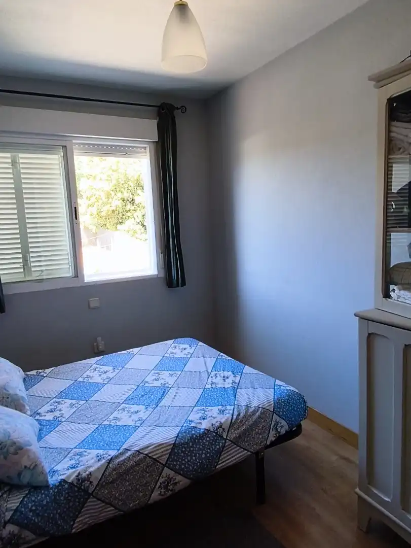 Habitación de Casa adosada en venta en Navaluenga con Calefacción, Jardín privado y Parquet