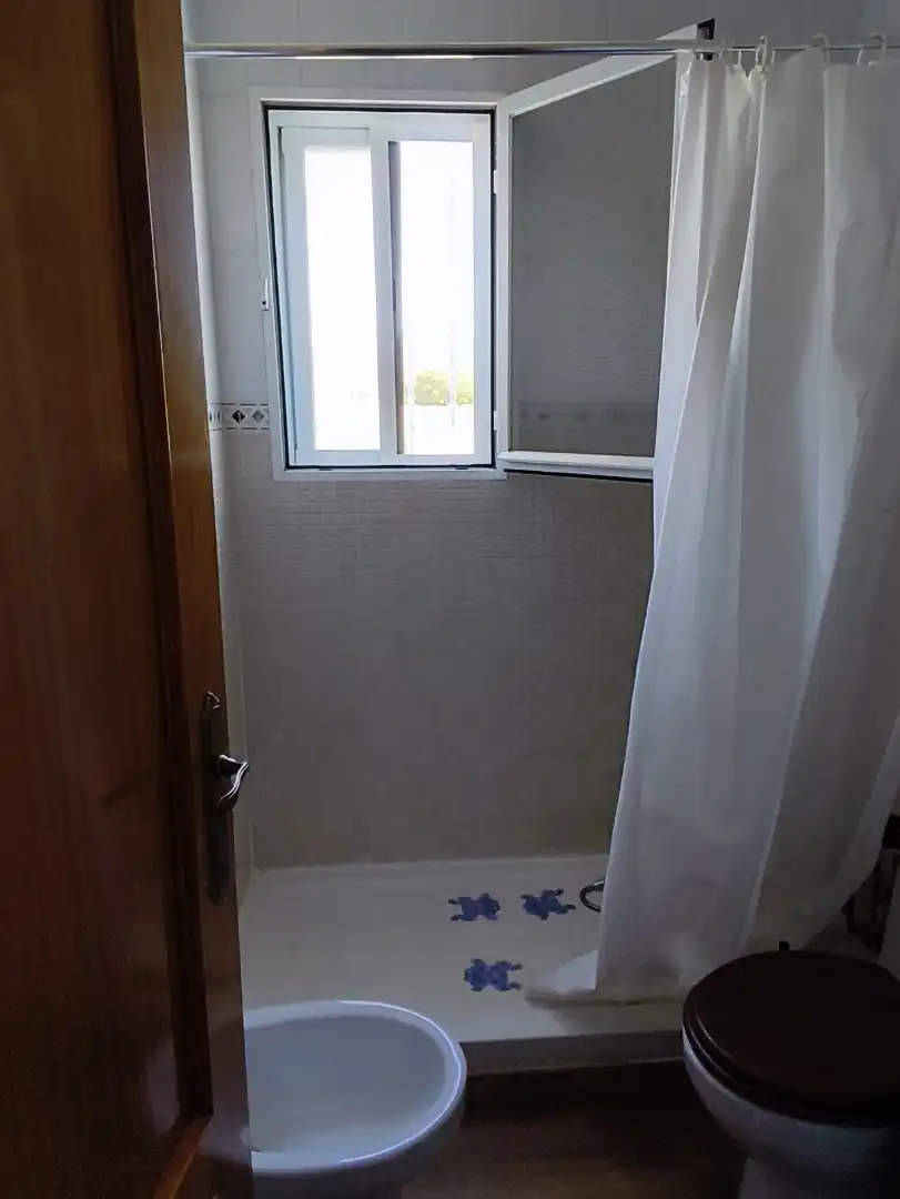 Baño de Casa adosada en venta en Navaluenga con Calefacción, Jardín privado y Parquet