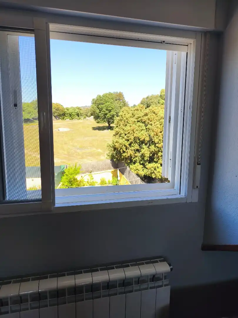 Habitación de Casa adosada en venta en Navaluenga con Calefacción, Jardín privado y Parquet
