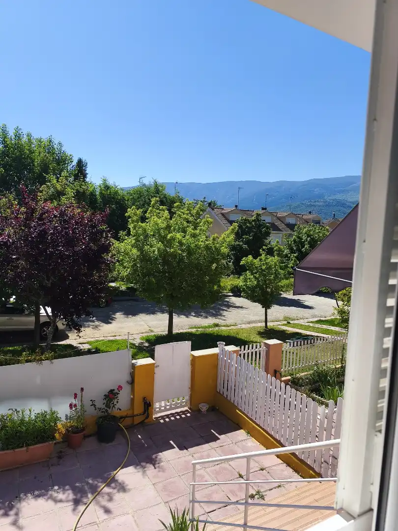 Vista exterior de Casa adosada en venta en Navaluenga con Calefacción, Jardín privado y Parquet
