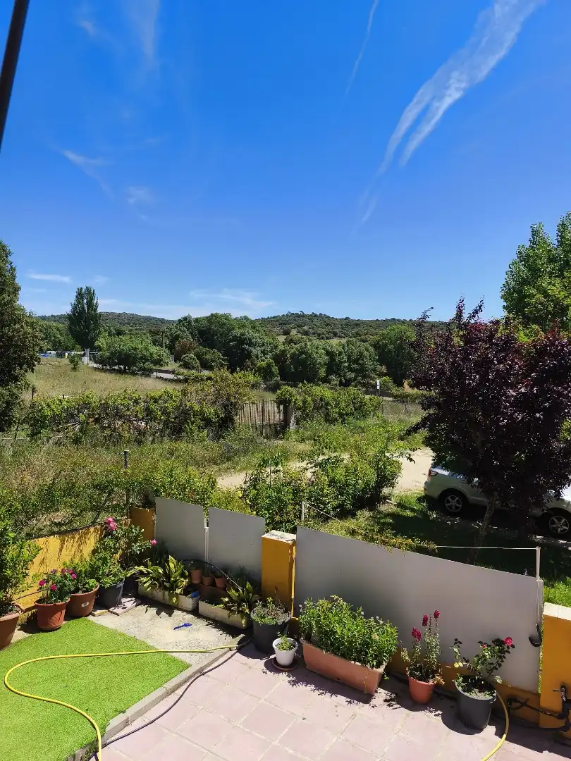 Casa adosada en venta en Navaluenga con Calefacción, Jardín privado y Parquet