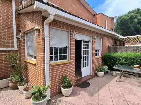 Vista exterior de Casa o chalet en venta en Madrid con Aire acondicionado, Calefacción y Jardín privado