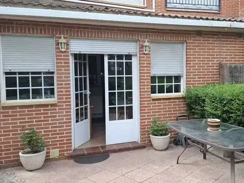 Außenansicht von Wohnung zum Verkauf in Madrid mit Klimaanlage, Heizung und Privatgarten