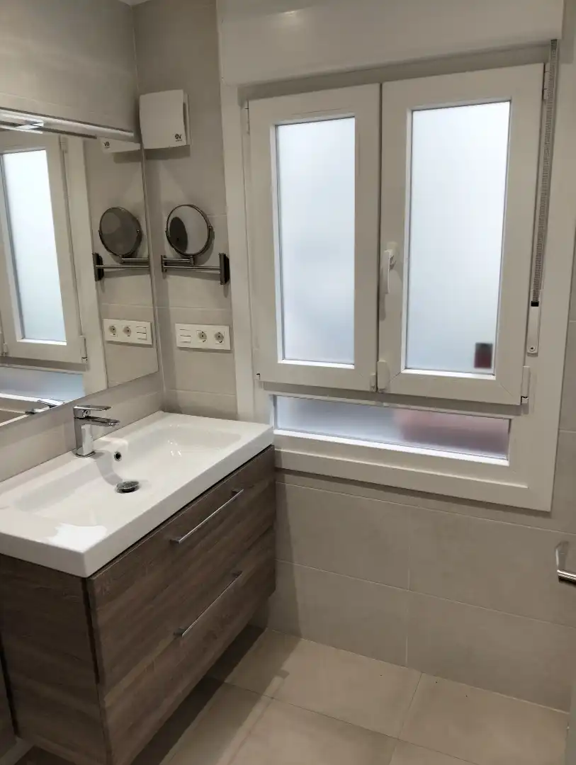 Baño de Casa adosada en venta en Vitoria - Gasteiz con Terraza, Piscina y Balcón