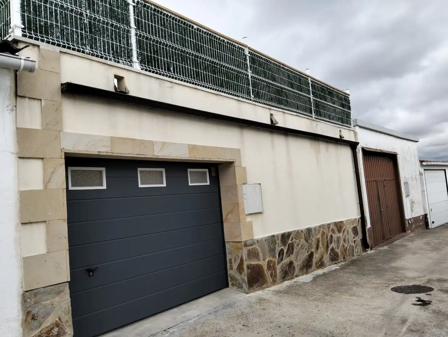 Vista exterior de Casa adosada en venta en Vitoria - Gasteiz con Terraza, Piscina y Balcón