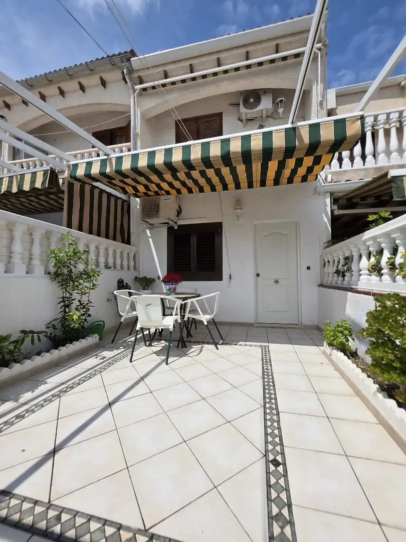 Einfamilien-Reihenhaus zur Miete in Calle Río Turia, 8, Santa Pola Terrasse von Einfamilien-Reihenhaus zur Miete in Santa Pola mit Klimaanlage, Terrasse und Schwimmbad