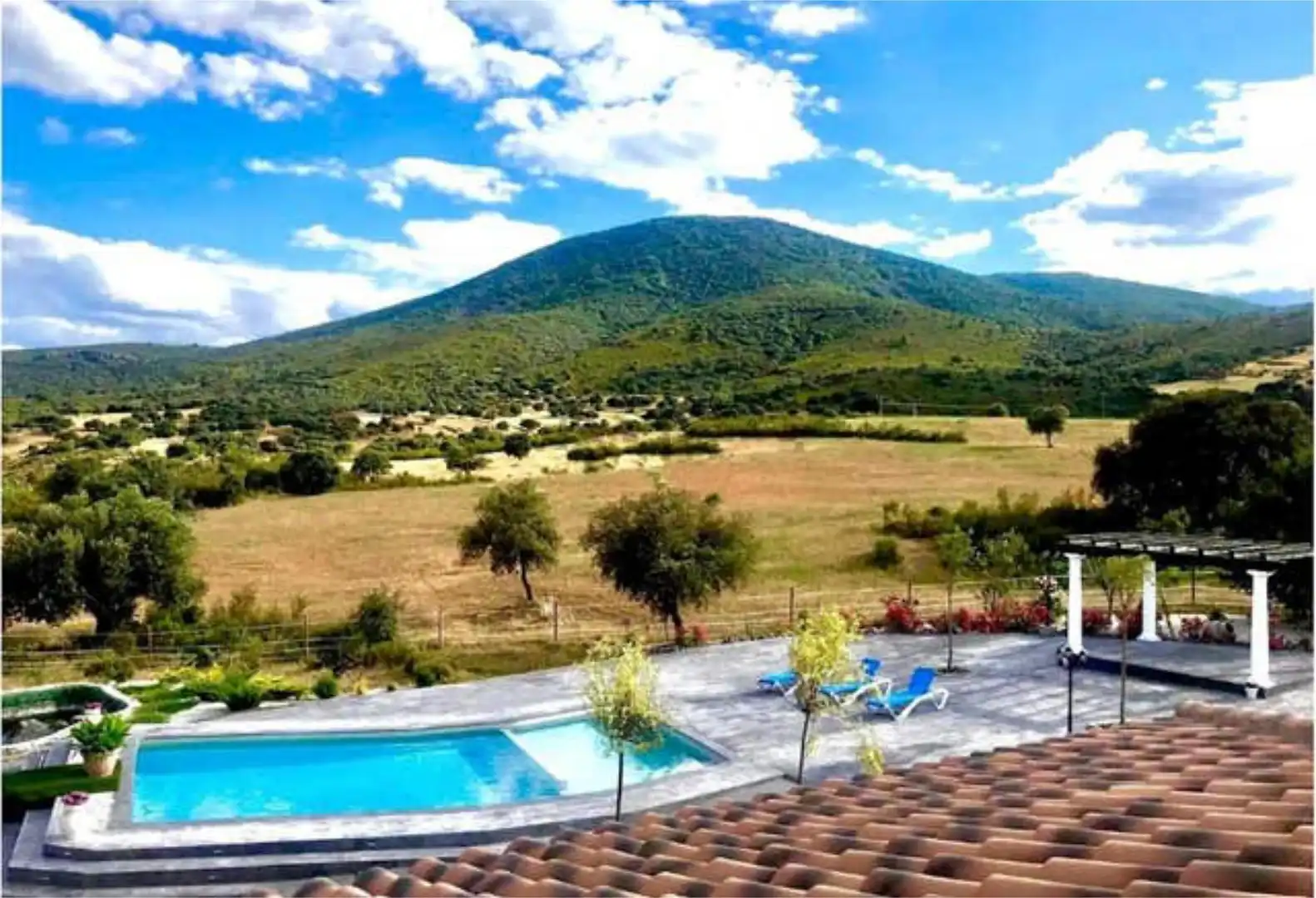 Casa adosada en venta en Los Navalucillos Vista exterior de Casa adosada en venta en Los Navalucillos con Jardín privado, Terraza y Trastero