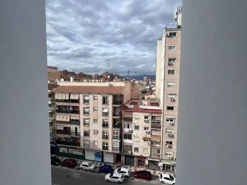 Piso en venta en Calle Albertillas, 7, Los Guindos - Parque Mediterráneo - Santa Paula Vista exterior de Piso en venta en Málaga Capital con Terraza