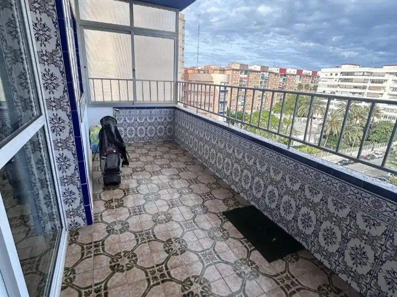 Piso en venta en Calle Albertillas, 7, Los Guindos - Parque Mediterráneo - Santa Paula Terraza de Piso en venta en Málaga Capital con Terraza