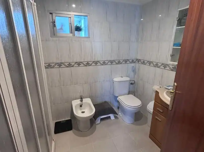 Piso en venta en Calle Albertillas, 7, Los Guindos - Parque Mediterráneo - Santa Paula Baño de Piso en venta en Málaga Capital con Terraza