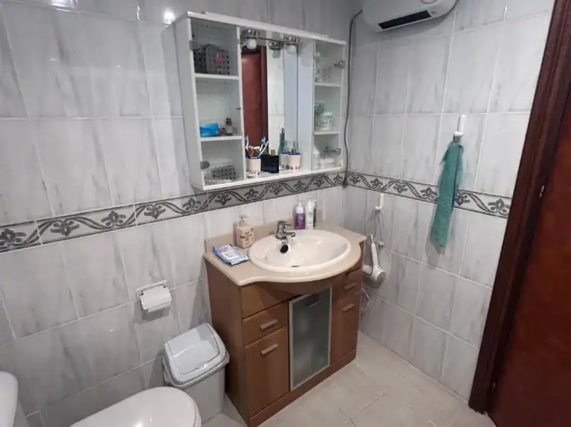 Piso en venta en Calle Albertillas, 7, Los Guindos - Parque Mediterráneo - Santa Paula Baño de Piso en venta en Málaga Capital con Terraza