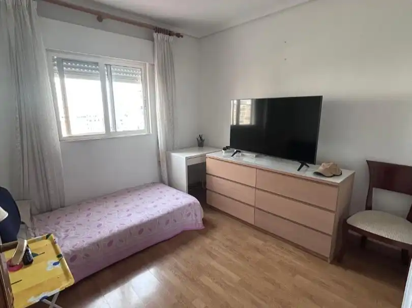 Piso en venta en Calle Albertillas, 7, Los Guindos - Parque Mediterráneo - Santa Paula Habitación de Piso en venta en Málaga Capital con Terraza