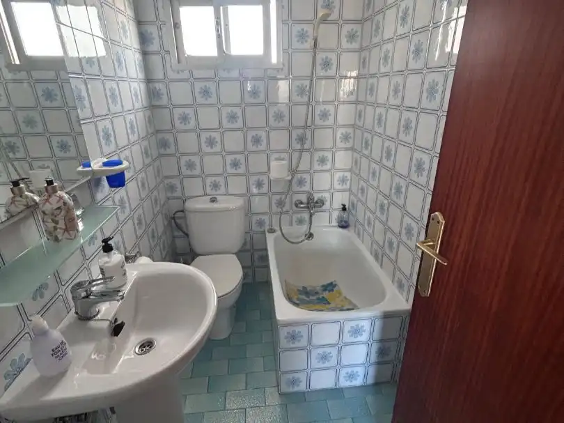Piso en venta en Calle Albertillas, 7, Los Guindos - Parque Mediterráneo - Santa Paula Baño de Piso en venta en Málaga Capital con Terraza