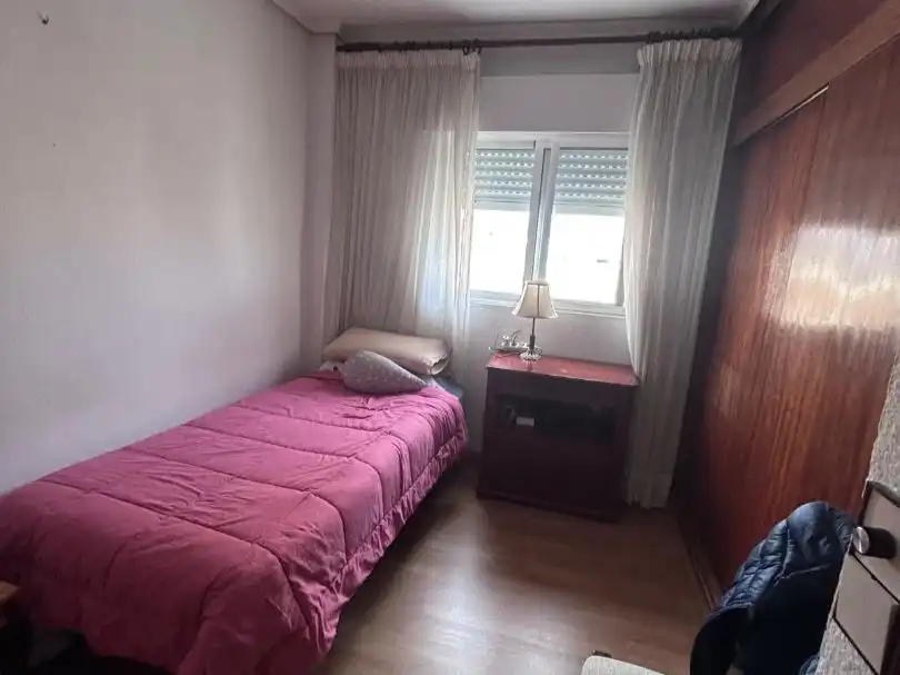 Piso en venta en Calle Albertillas, 7, Los Guindos - Parque Mediterráneo - Santa Paula Habitación de Piso en venta en Málaga Capital con Terraza