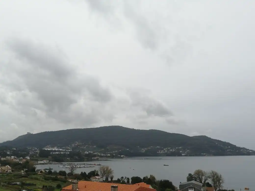 Vista exterior de Ático de alquiler en Redondela con Calefacción, Terraza y Amueblado