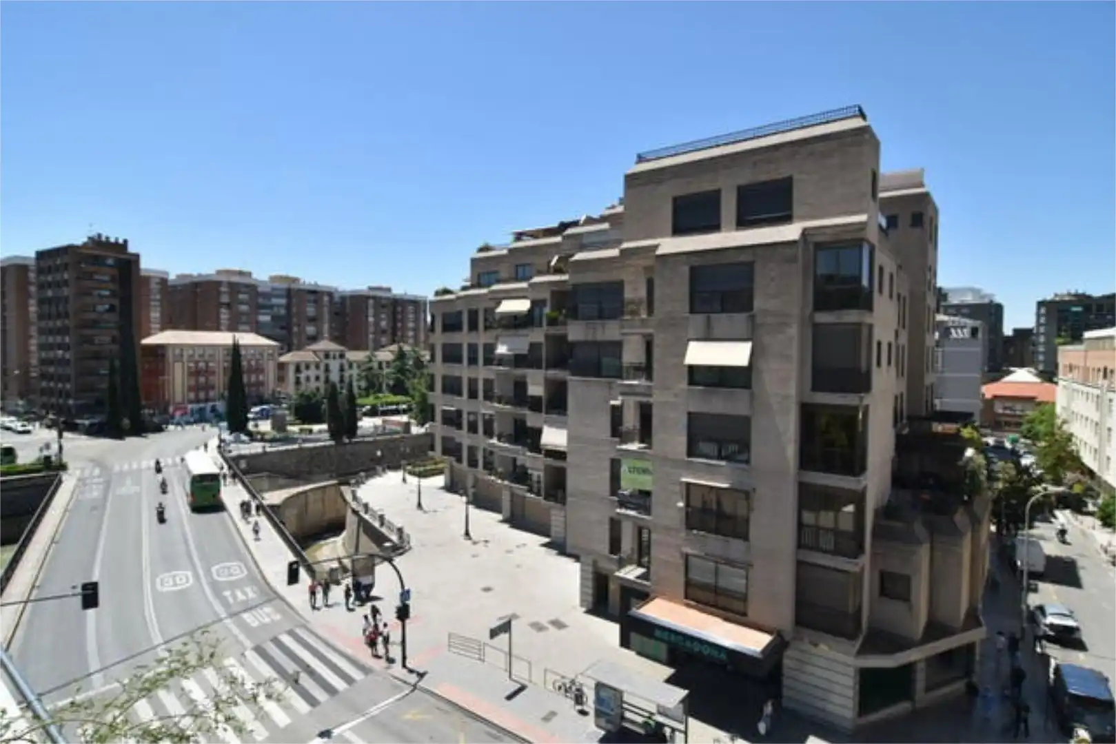 Àtic de lloguer a San Matías - Realejo Vista exterior de Àtic de lloguer en Granada amb Jardí privat, Terrassa i Traster