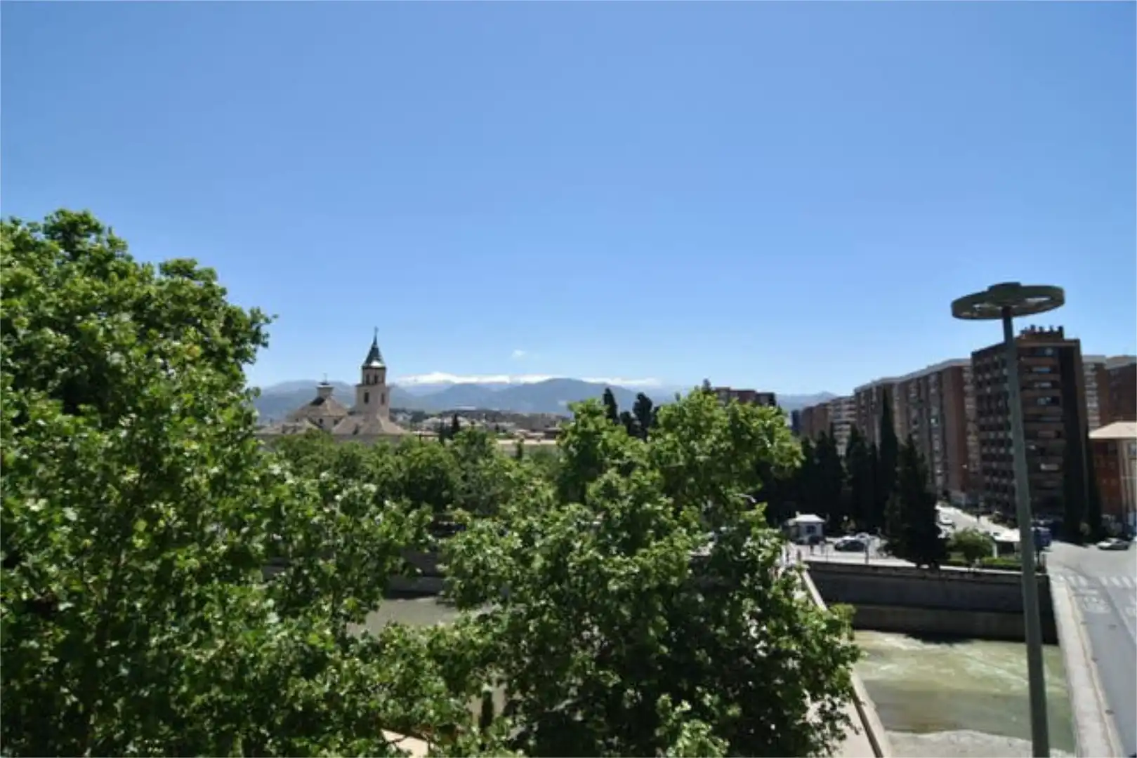 Àtic de lloguer a San Matías - Realejo Vista exterior de Àtic de lloguer en Granada amb Jardí privat, Terrassa i Traster