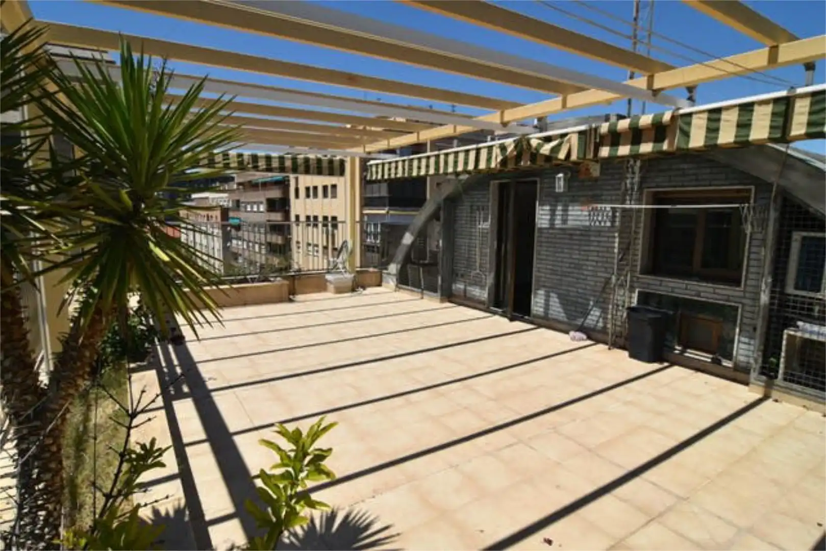 Àtic de lloguer a San Matías - Realejo Terrassa de Àtic de lloguer en Granada amb Jardí privat, Terrassa i Traster