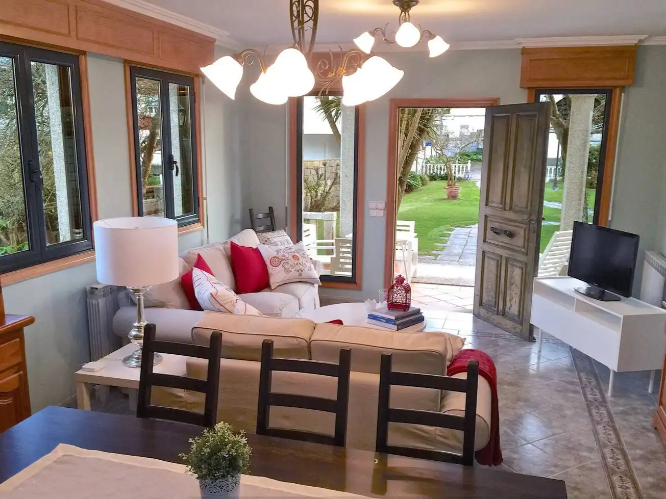 Casa o chalet en venta en Rúa Muíños, 72, Coruxo - Oia - Saiáns Sala de estar de Casa o chalet en venta en Vigo con Calefacción, Jardín privado y Parquet
