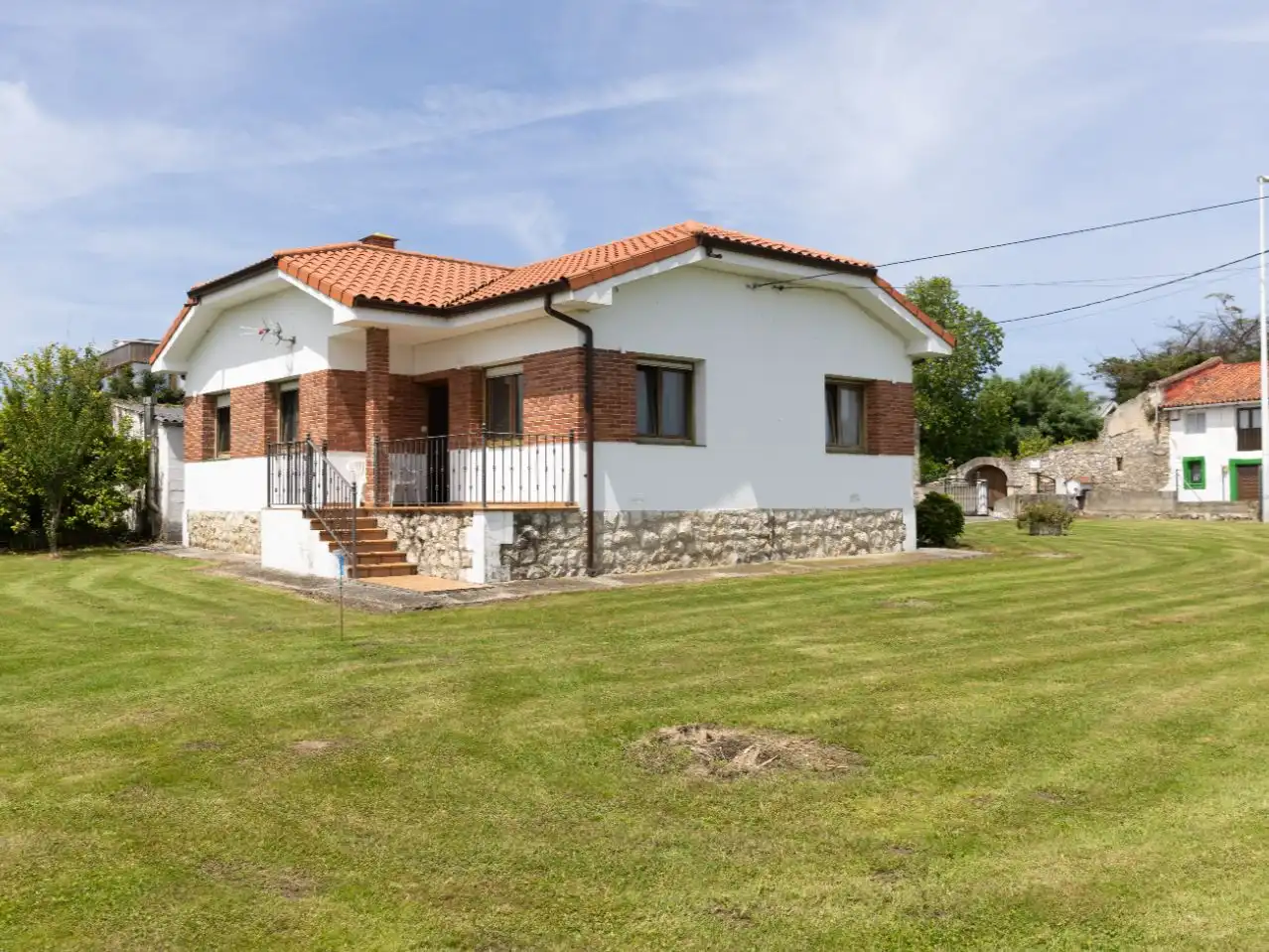 Außenansicht von Haus oder Chalet zum Verkauf in Ribamontán al Mar mit Terrasse und Balkon