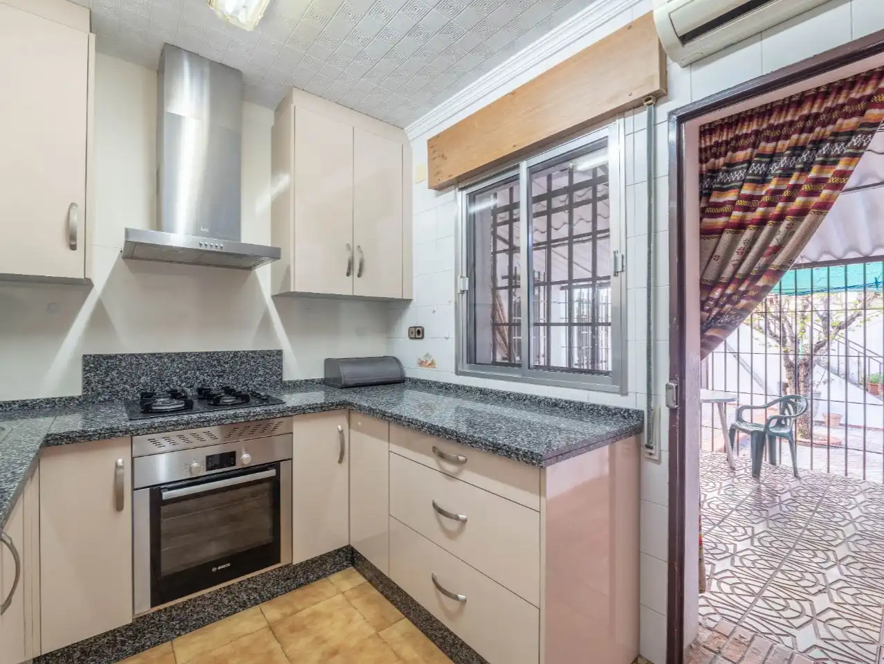 Casa o chalet en venta en Calle Maestro Don Pedro Fernández, 24, Huétor Vega Cocina de Casa o chalet en venta en Huétor Vega con Aire acondicionado y Terraza