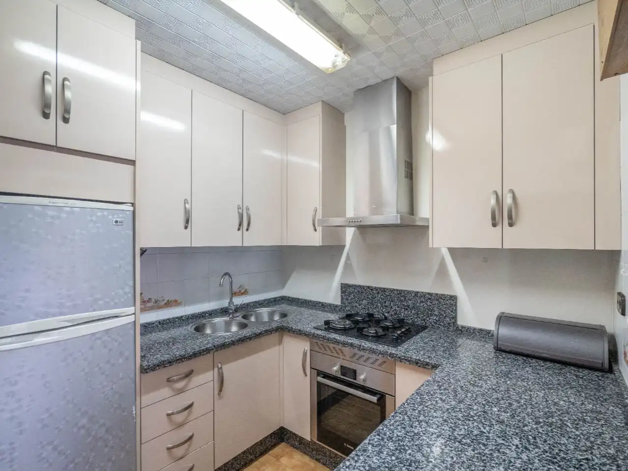 Casa o chalet en venta en Calle Maestro Don Pedro Fernández, 24, Huétor Vega Cocina de Casa o chalet en venta en Huétor Vega con Aire acondicionado y Terraza