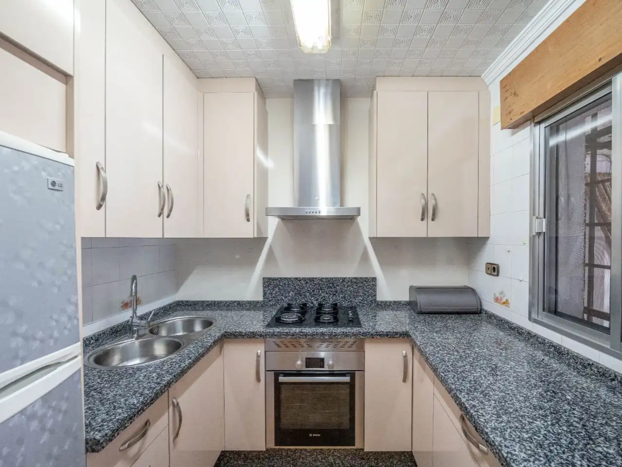 Casa o chalet en venta en Calle Maestro Don Pedro Fernández, 24, Huétor Vega Cocina de Casa o chalet en venta en Huétor Vega con Aire acondicionado y Terraza