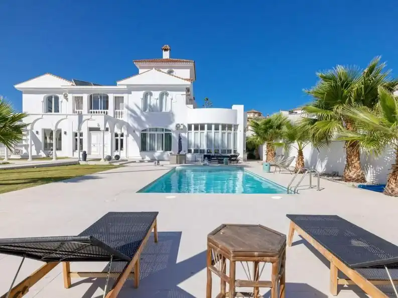 Casa o chalet en venta en Avenida el Burgo, El Zabal - Santa Margarita Piscina de Casa o chalet en venta en La Línea de la Concepción con Aire acondicionado, Jardín privado y Terraza