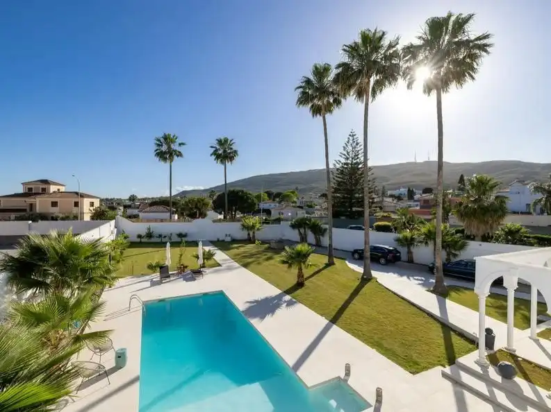 Vista exterior de Casa o chalet en venta en La Línea de la Concepción con Aire acondicionado, Terraza y Piscina