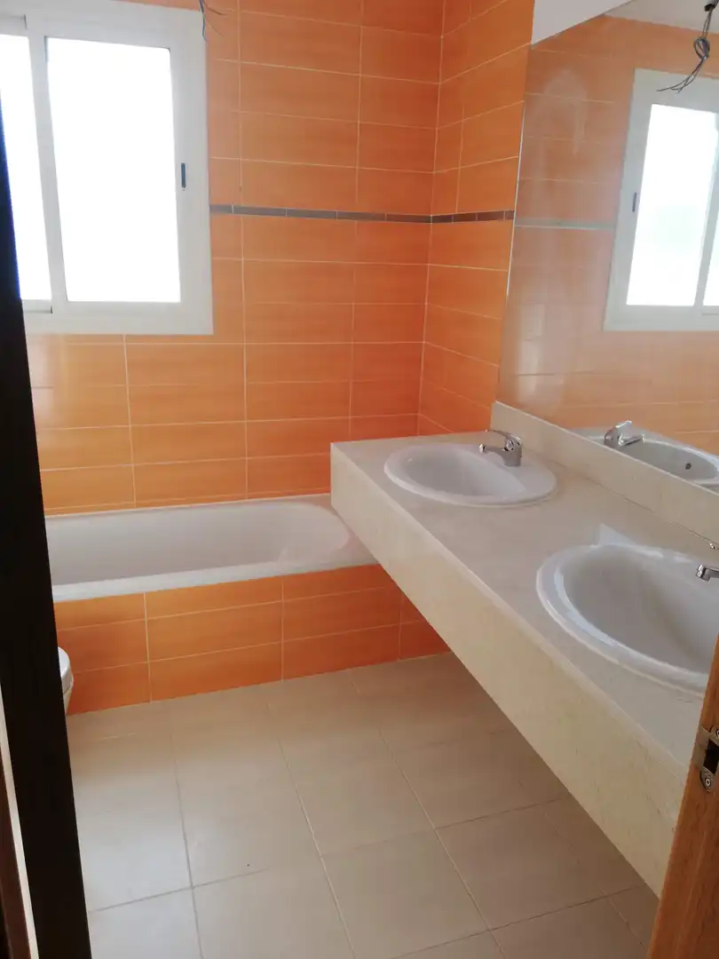 Casa o chalet en venta en Calle Dámaso Alonso, 22, Los Hueros Baño de Casa o chalet en venta en Villalbilla con Calefacción, Jardín privado y Parquet