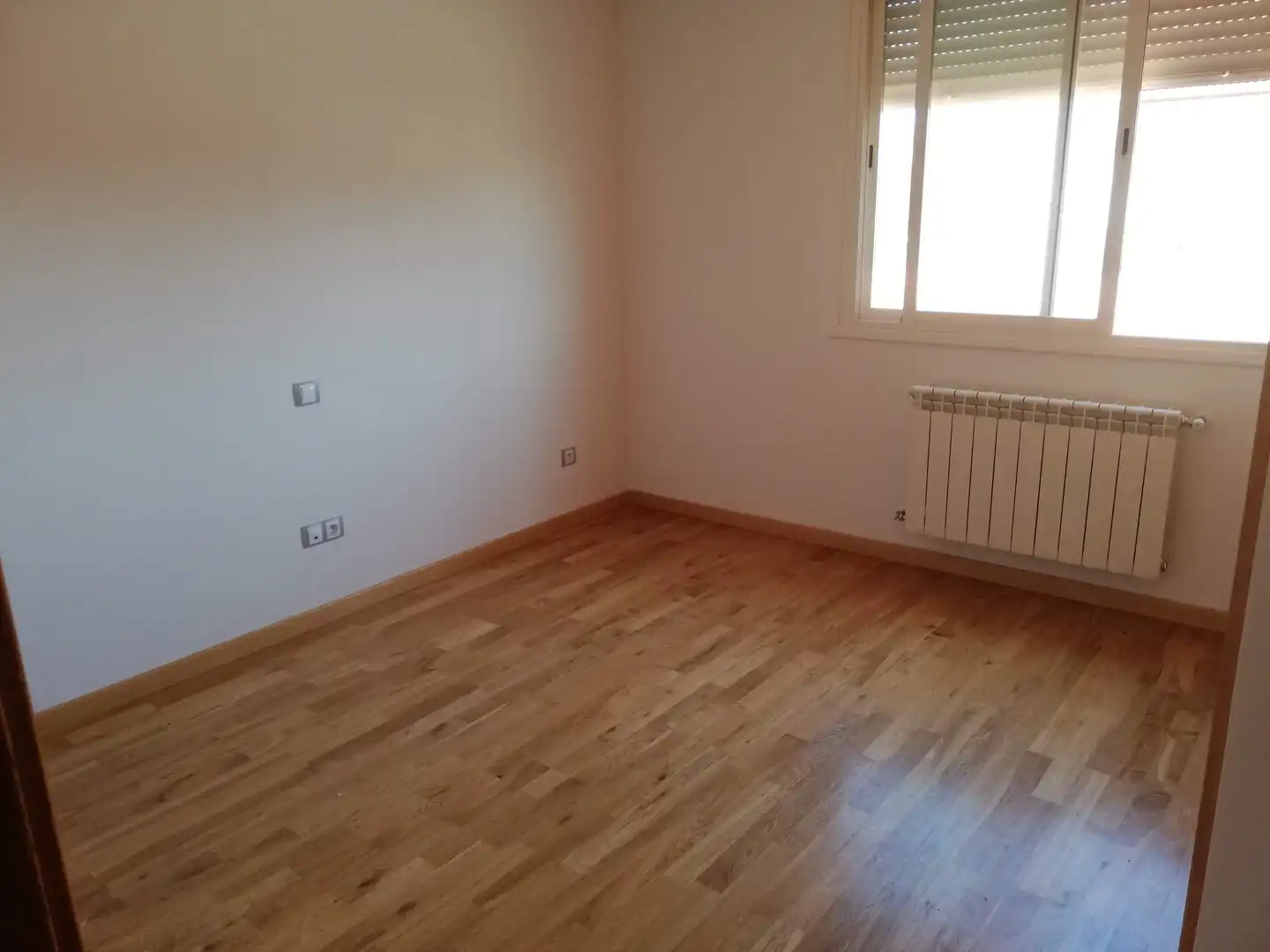 Casa o chalet en venta en Calle Dámaso Alonso, 22, Los Hueros Habitación de Casa o chalet en venta en Villalbilla con Calefacción, Jardín privado y Parquet