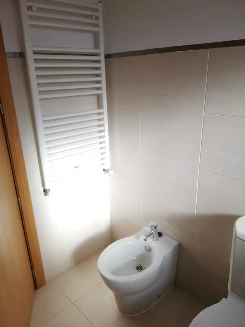 Casa o chalet en venta en Calle Dámaso Alonso, 22, Los Hueros Baño de Casa o chalet en venta en Villalbilla con Calefacción, Jardín privado y Parquet