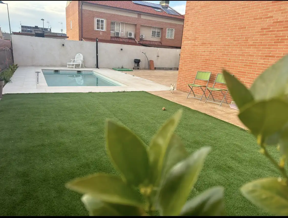 Casa o chalet en venta en Calle Dámaso Alonso, 22, Los Hueros Piscina de Casa o chalet en venta en Villalbilla con Calefacción, Jardín privado y Parquet