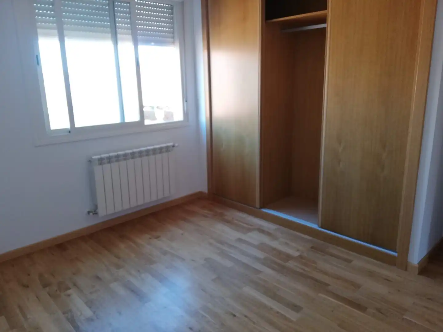 Casa o chalet en venta en Calle Dámaso Alonso, 22, Los Hueros Habitación de Casa o chalet en venta en Villalbilla con Calefacción, Jardín privado y Parquet